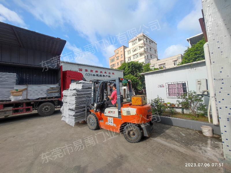 移动防洪墙装车